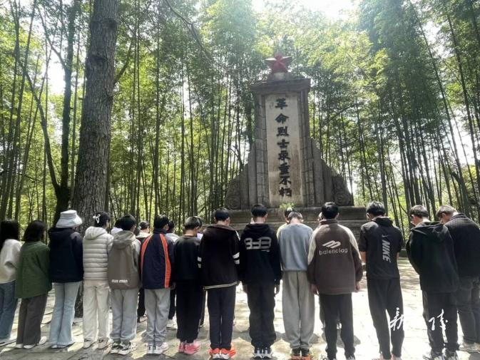 炎陵县沔渡镇石洲学校开展清明节主题活动