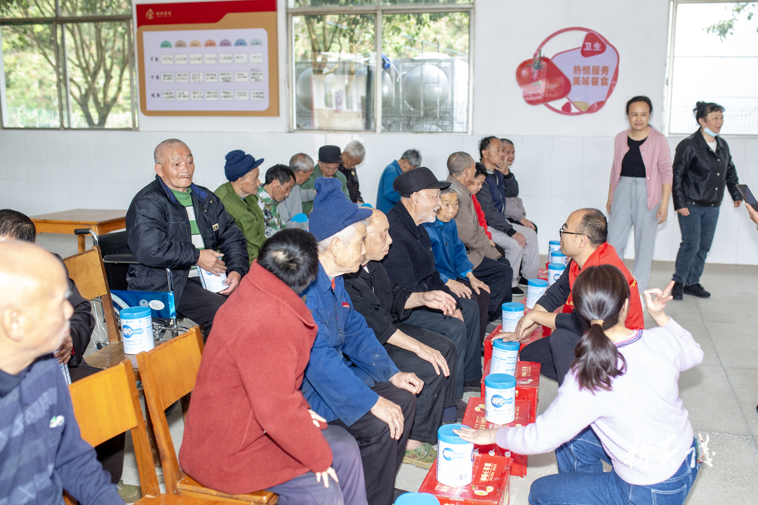 炎陵县新的社会阶层人士联谊会走进霞阳、沔渡敬老院开展慰问活动