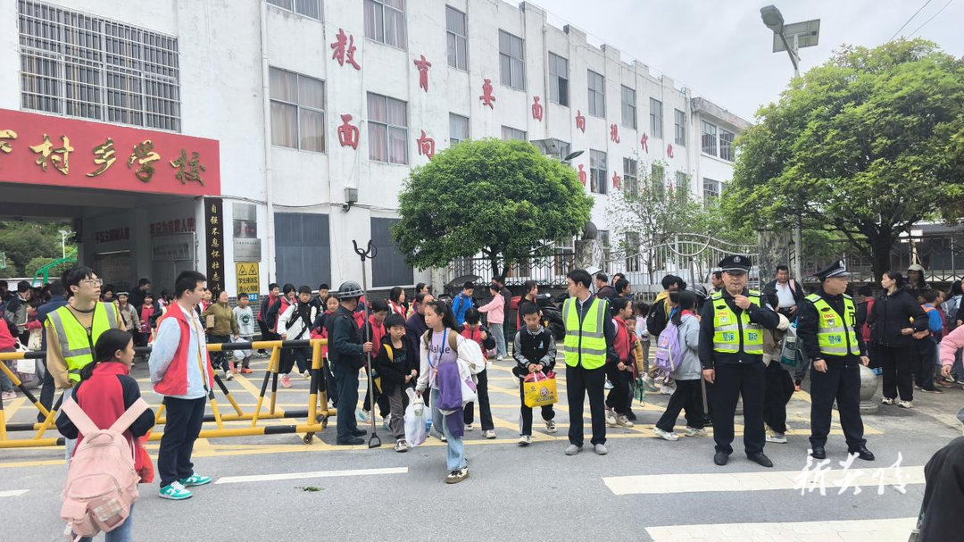 炎陵县下村乡开展护学岗行动 筑牢校园安全防线