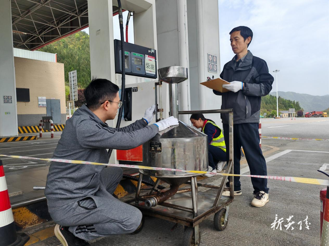 炎陵县市监局开展五一节前加油机周期检定