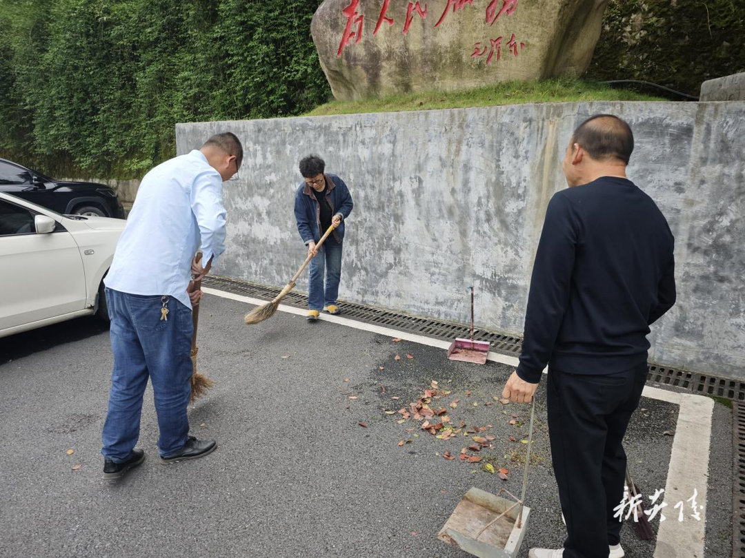 炎陵县垄溪乡：爱国卫生大扫除 清洁环境展新颜