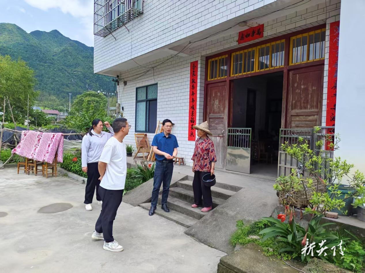 炎陵县中村瑶族乡：汛期巡查入户 筑牢安全防线