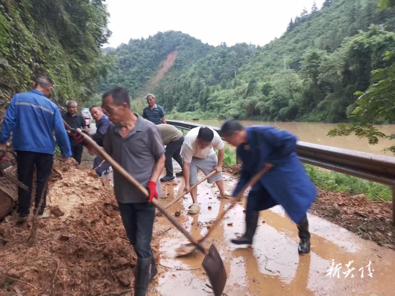 炎陵县船形乡：快速响应道路塌方险情 干群携手齐力抢通交通要道