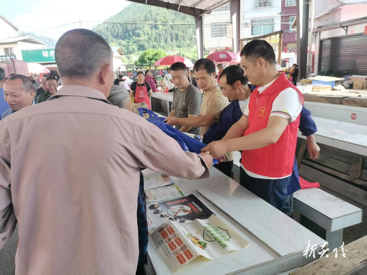 炎陵县下村乡：赶集日织密“食安网” 共筑毒蘑菇防控防线