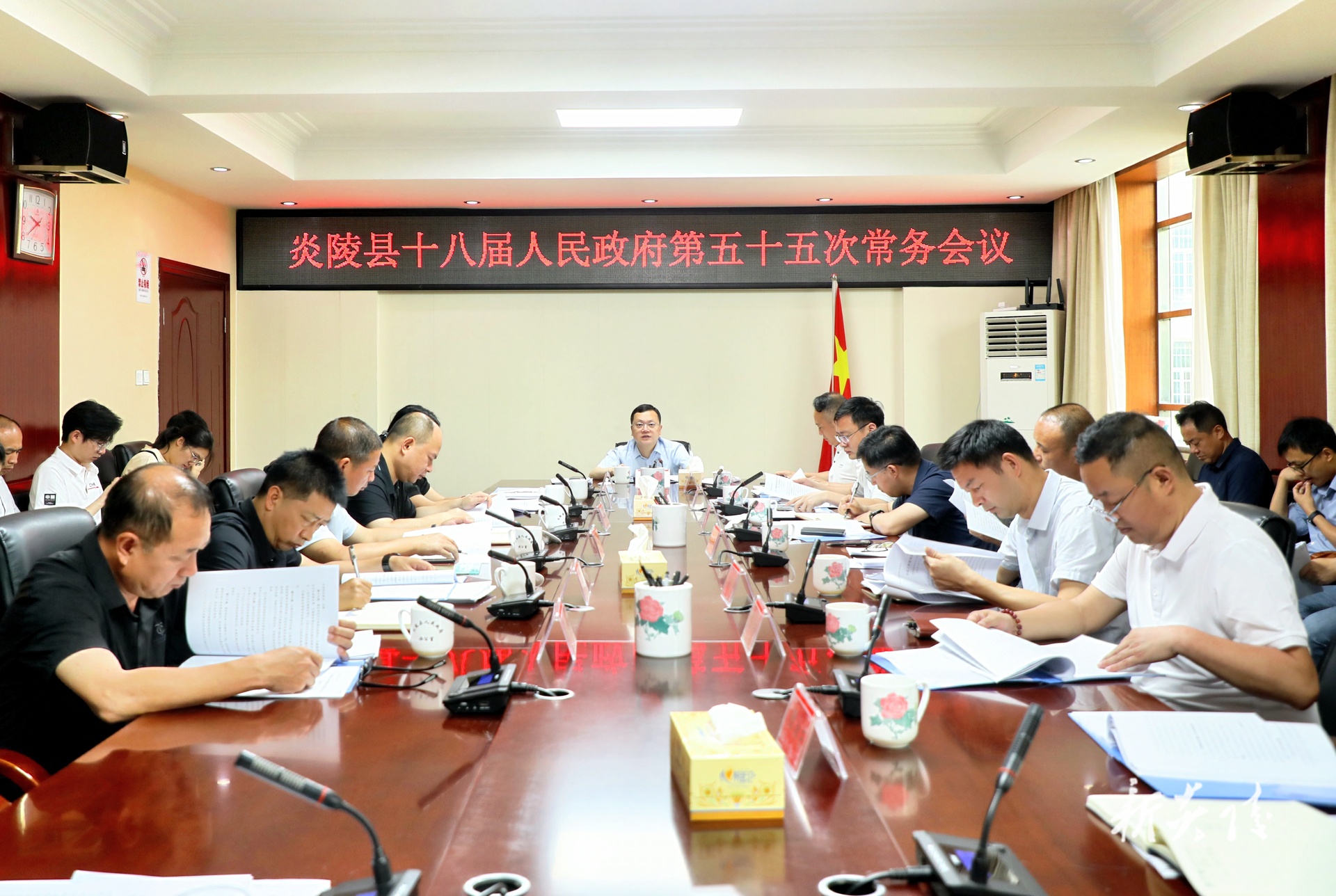 ​ 图文丨夏胜利主持召开县政府常务会议 研究部署“万名干部联万企”活动、巩固拓展脱贫攻坚成果同乡村振兴有效衔接、信访等工作