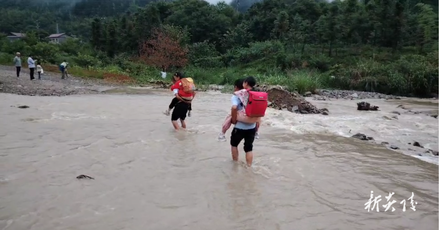炎陵县中村瑶族乡：暴雨来袭 干部冒雨涉水力保学校师生安全