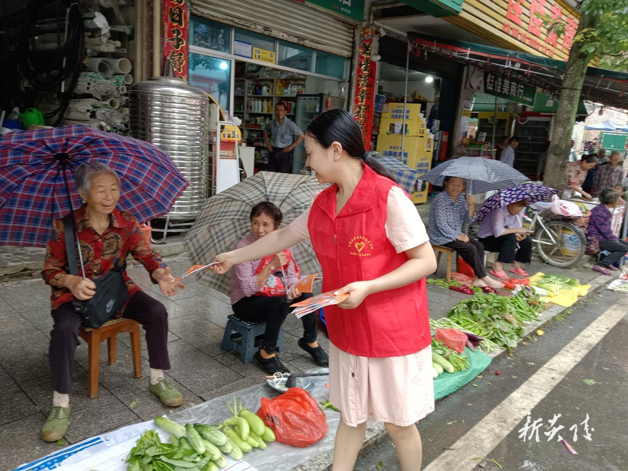 炎陵县垄溪乡：赶集路上送“绿”音