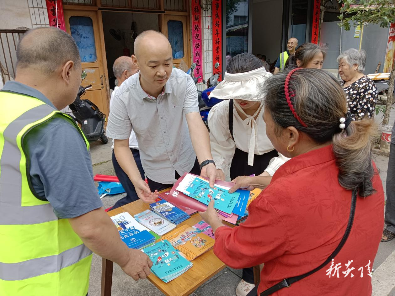 炎陵县垄溪乡开展全国第24个安全生产月集中宣传活动