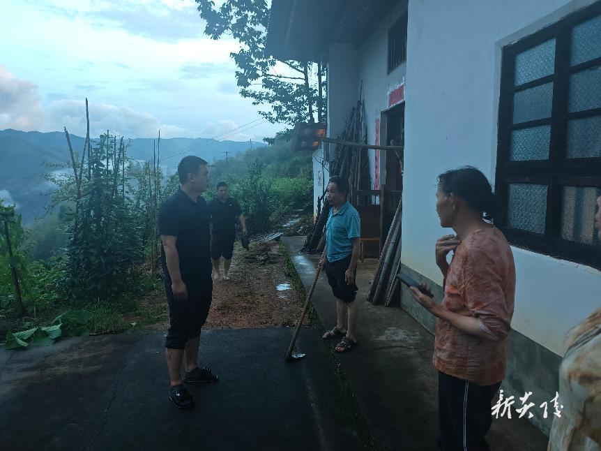 炎陵县策源乡：闻“汛”而动 及时组织群众转移避险