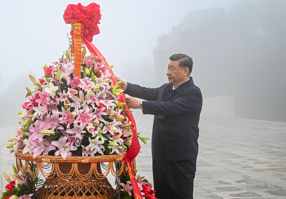 習(xí)近平在山西陽(yáng)泉市向抗戰(zhàn)烈士敬獻(xiàn)花籃并參觀百團(tuán)大戰(zhàn)紀(jì)念館