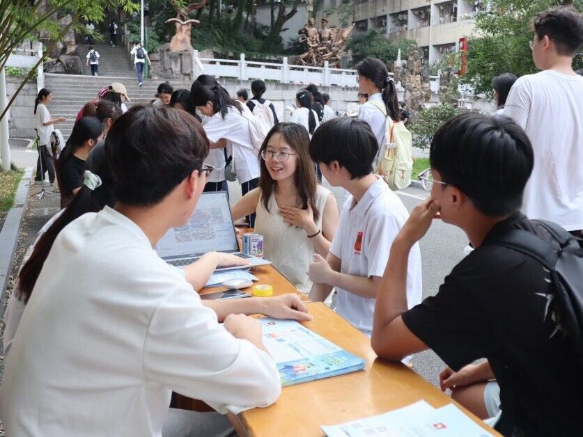 心语护航，资助前行——湖南师范大学“三下乡”实践团于炎陵县第一中学开展进校园实践活动  