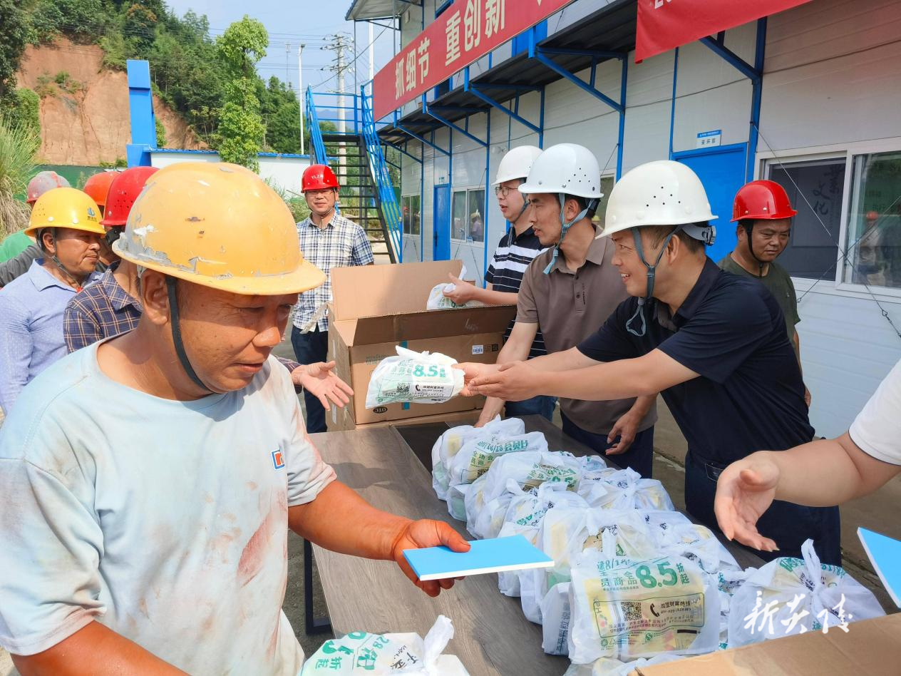 炎陵县住建局开展2025年住建领域防暑降温慰问活动