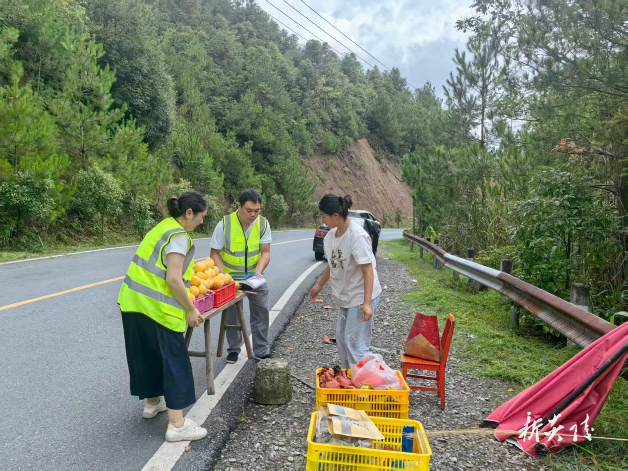 炎陵县中村瑶族乡：规范卖桃摊点 守护群众安全