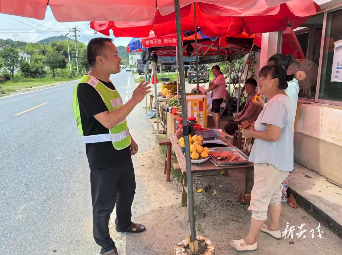 炎陵县沔渡镇开展常态化执勤劝导 护航甜蜜产业路