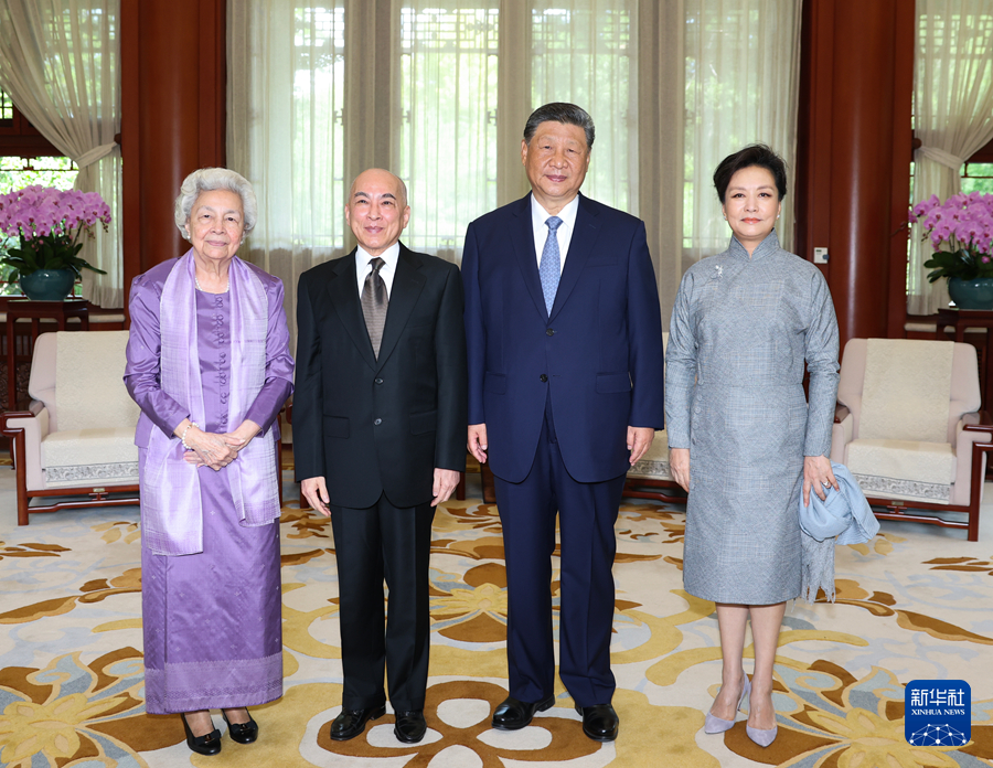 习近平夫妇会见柬埔寨国王西哈莫尼和太后莫尼列