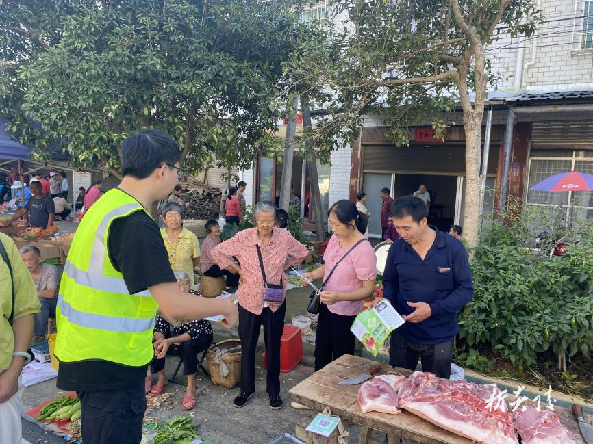 炎陵县中村瑶族乡：集市宣讲护航舌尖上的安全