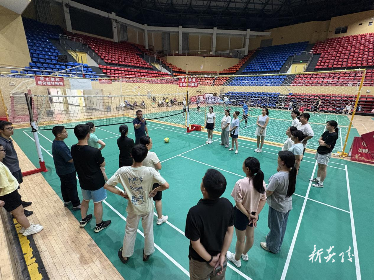 炎陵青年夜校气排球班开课 点燃青春活力