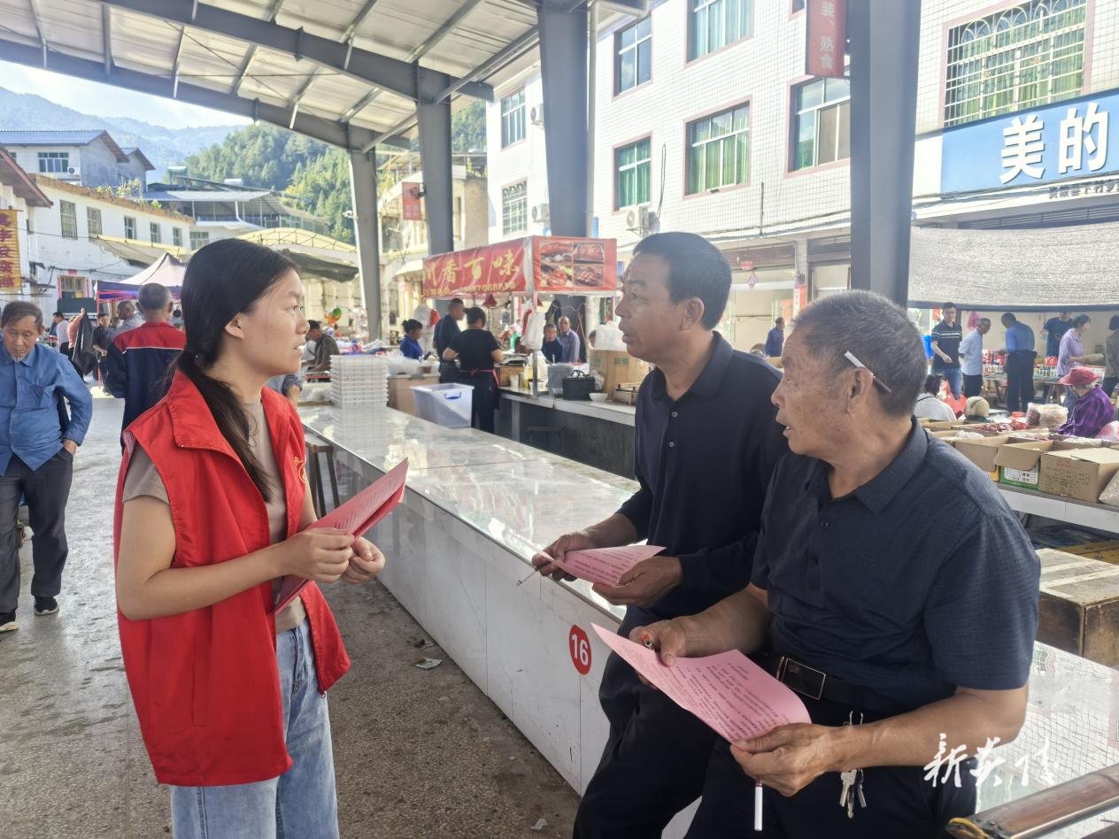 炎陵县下村乡开展河长制宣传活动