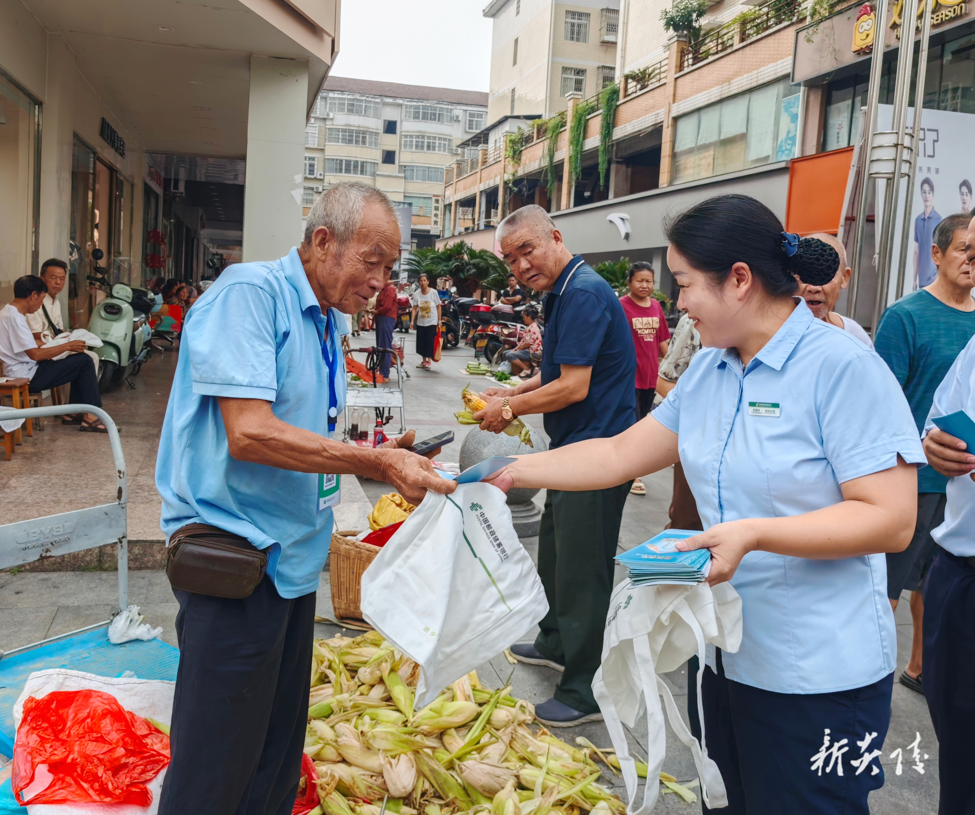 邮储银行炎陵县支行积极开展2025年“金融教育宣传周”宣传活动
