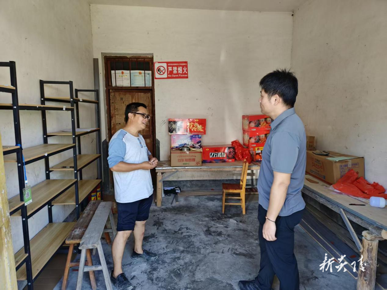 炎陵县下村乡开展烟花爆竹经营（零售）许可证换发工作​