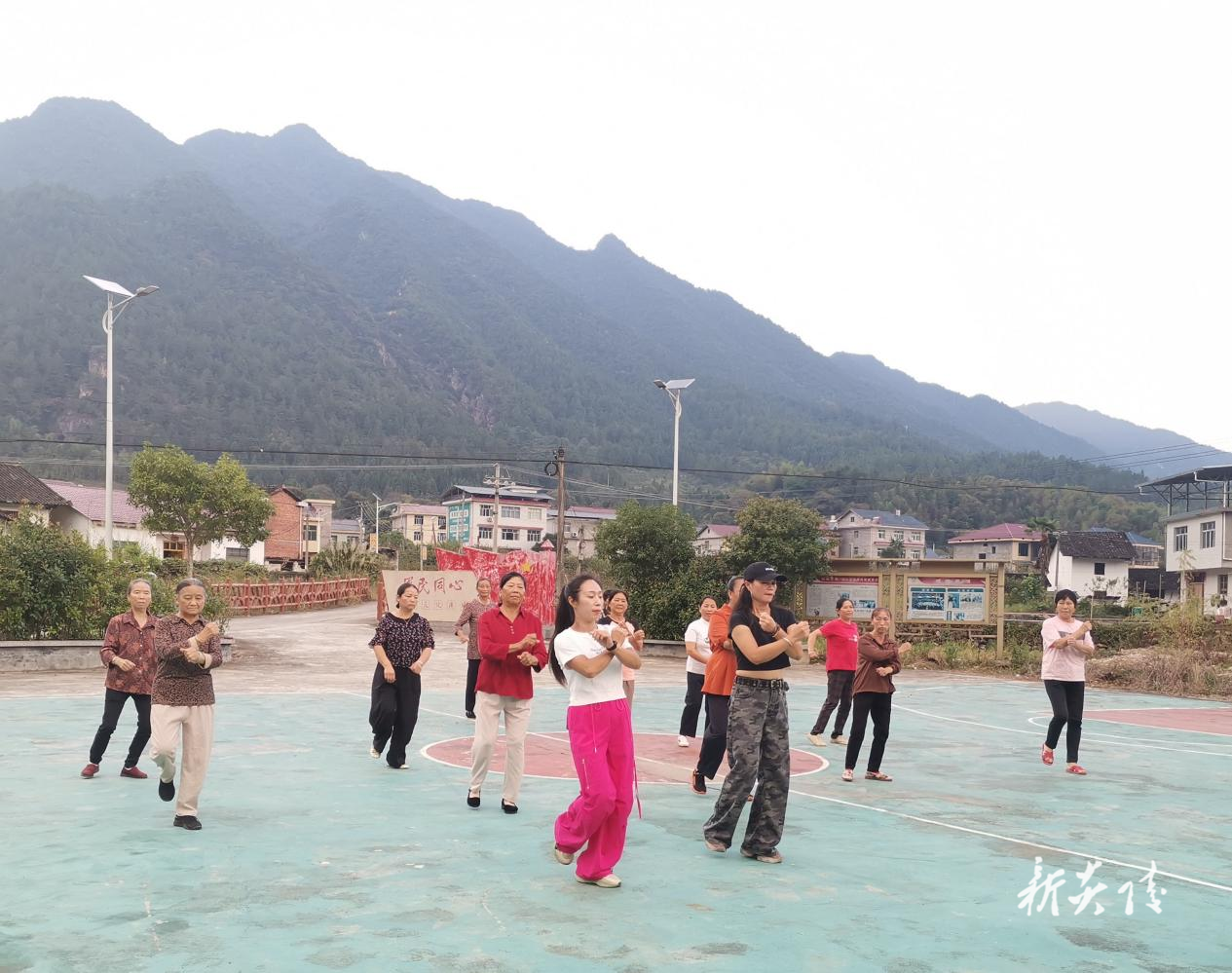 炎陵县中村瑶族乡：广场舞教学热闹开场 村民乐享文化活动