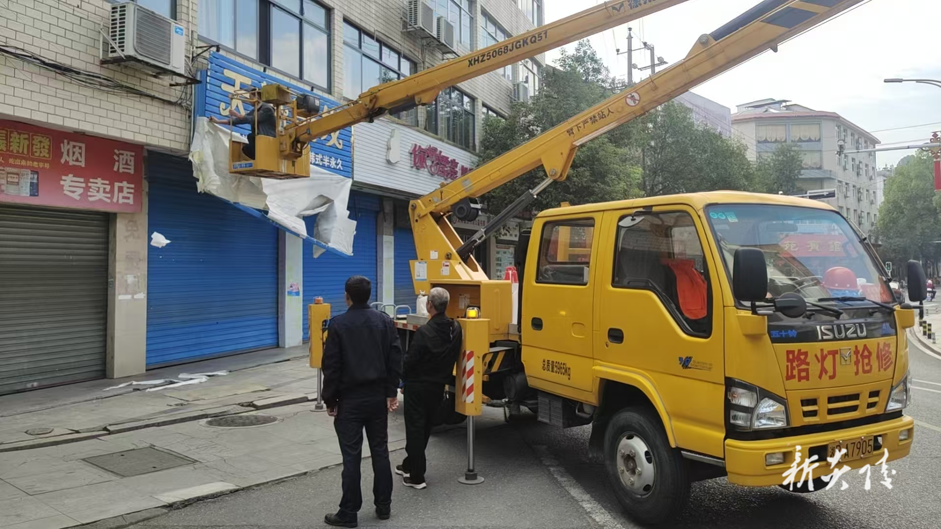 炎陵县城管局：及时拆除破损广告  守护市民“头顶安全”