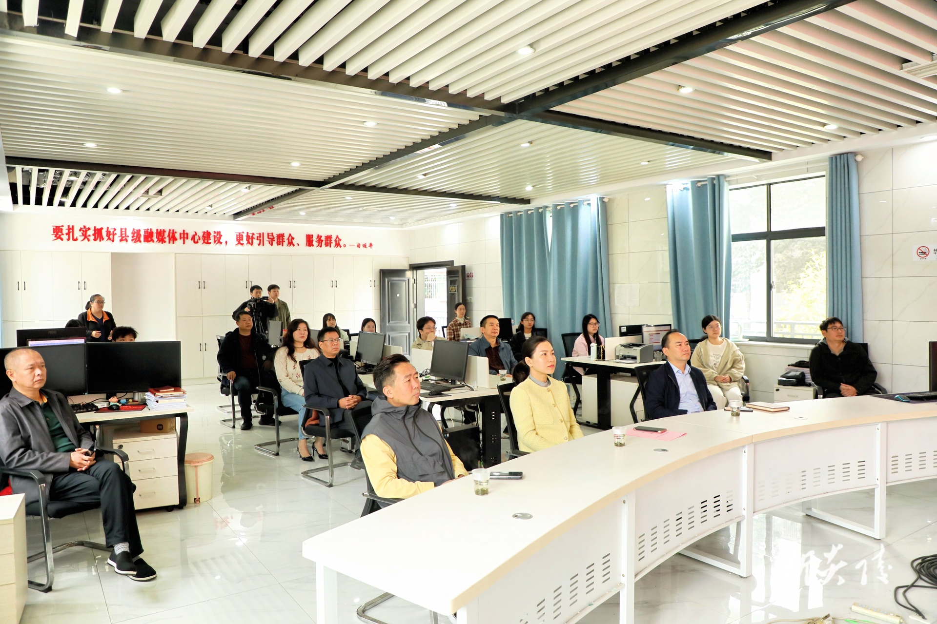 图文丨第26个中国记者节：县领导看望慰问全县新闻工作者