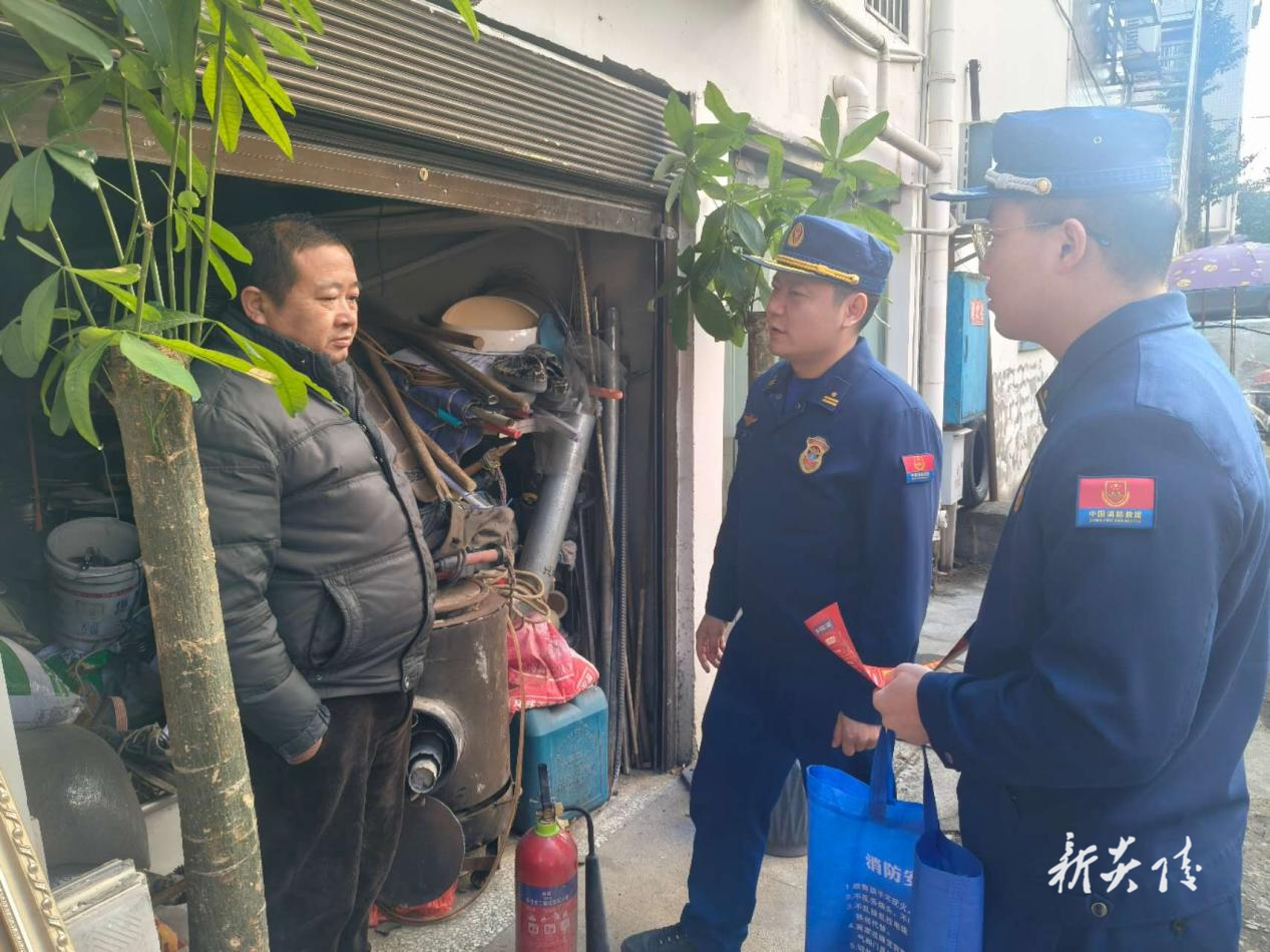 炎陵县消防救援大队深入责任小区推进烟花爆竹管控工作