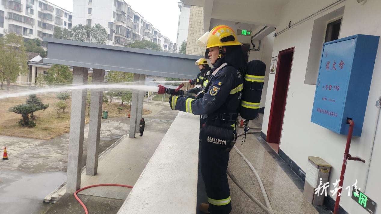 炎陵县消防救援大队前往霞阳镇养老院开展熟悉演练及冬季防火宣传