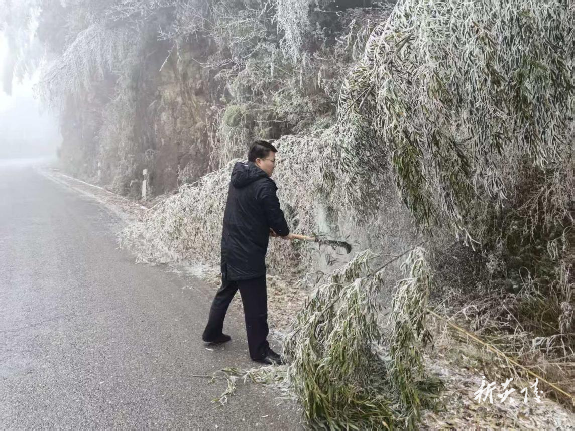炎陵县各乡镇部门积极应对低温雨雪冰冻天气 全力保障道路安全与民生稳定