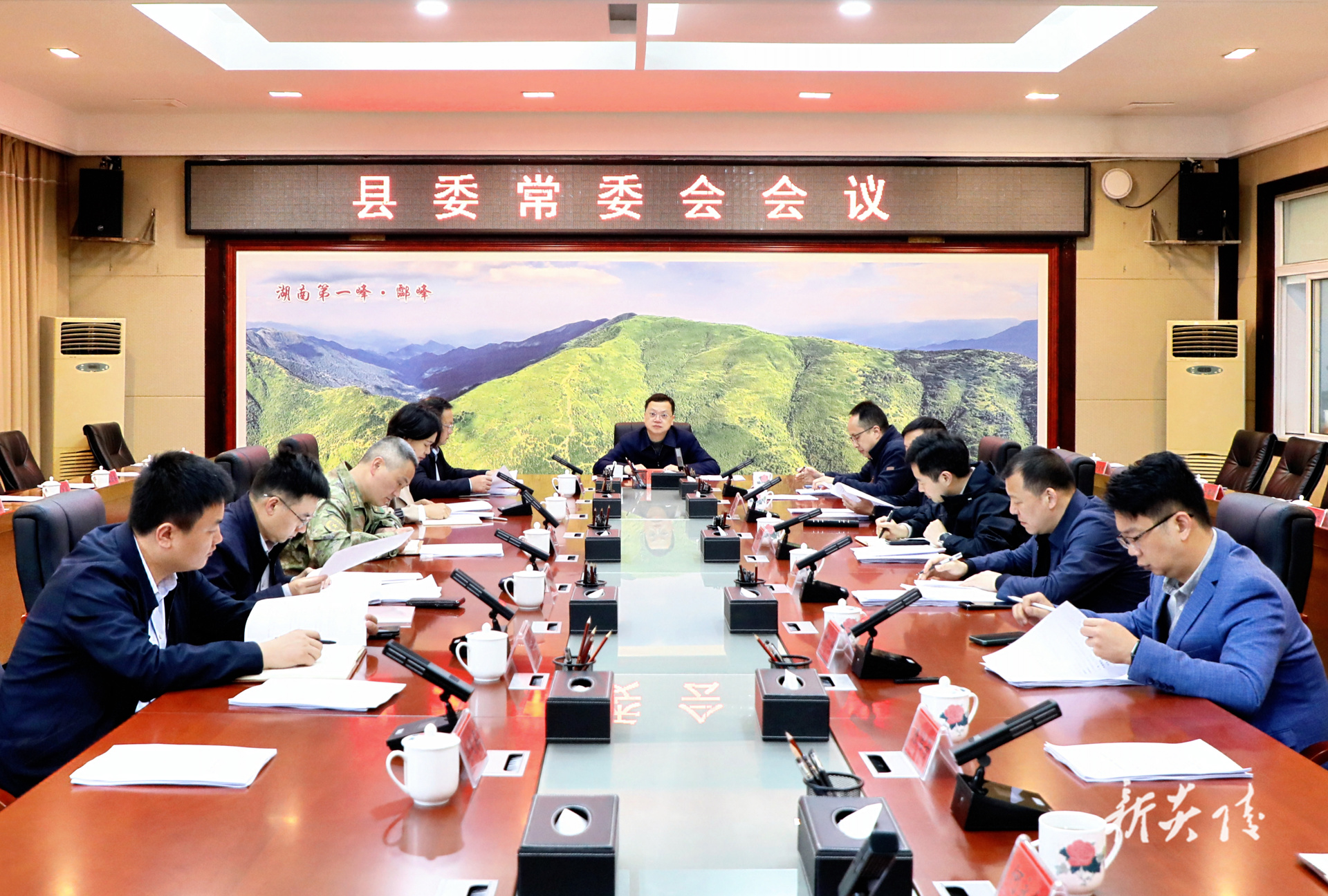 图文 | 县委常委会召开会议  夏胜利主持并讲话