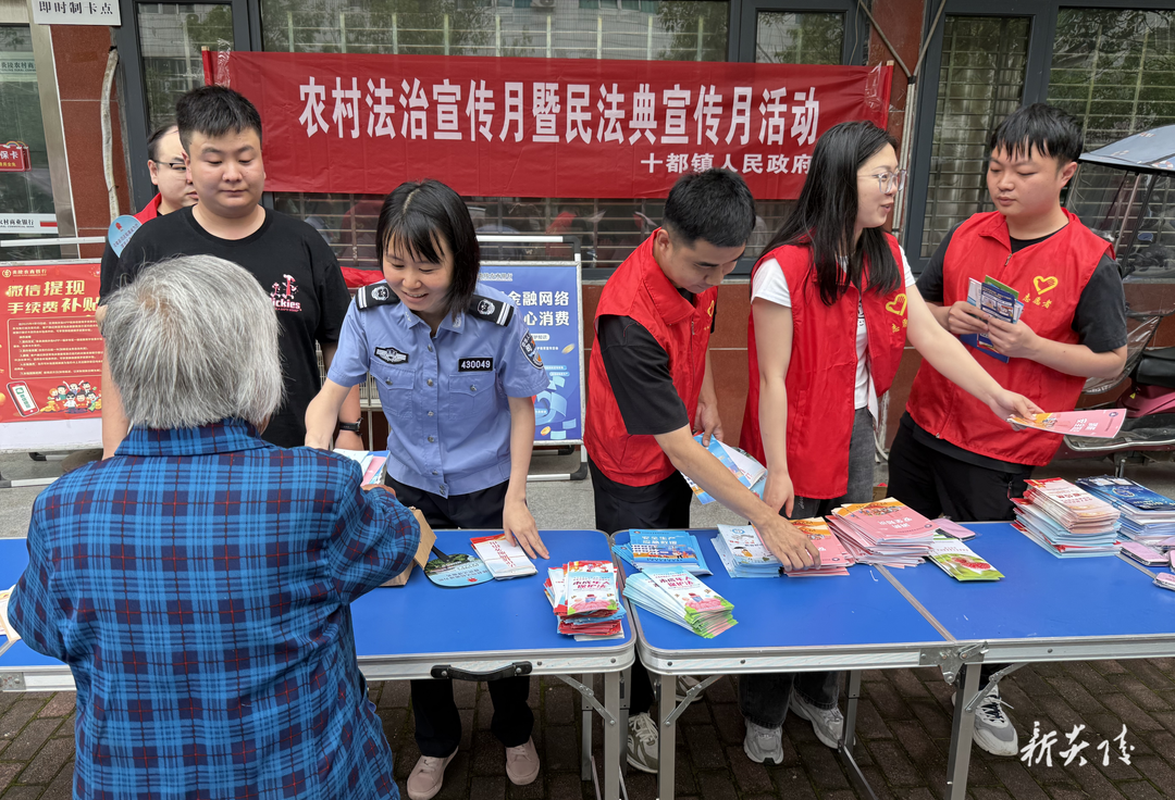 炎陵县十都镇：赶集日“摆摊”送平安 安全法治两不误