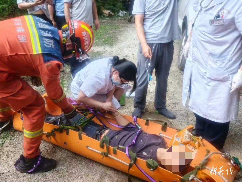 炎陵多方力量8小时生死救援 成功救出坠崖被困男子