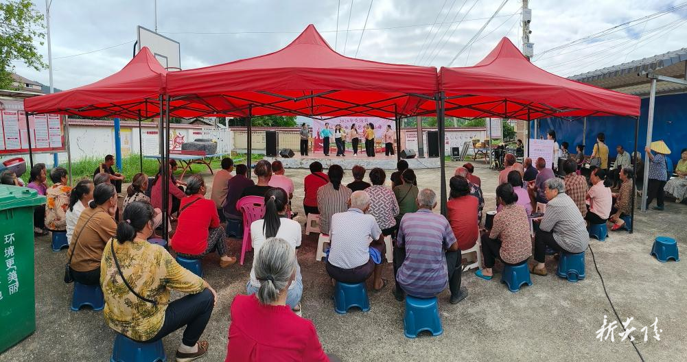 客家山歌剧《唱得幸福落满坡》巡演走进鹿原镇西塘村
