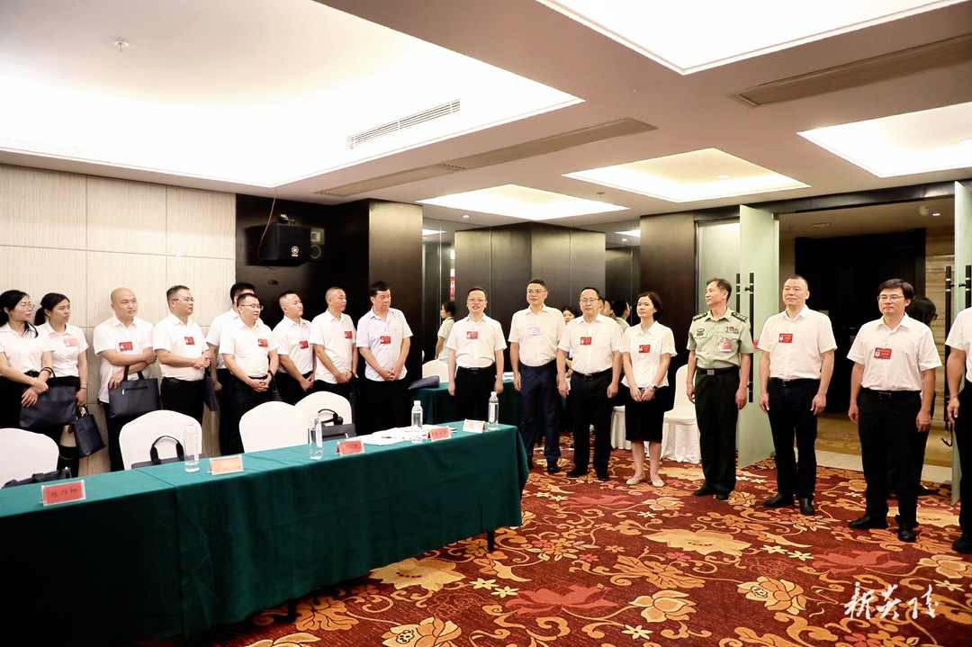 ​ 图文 | 夏胜利看望出席县第十四次党代会代表