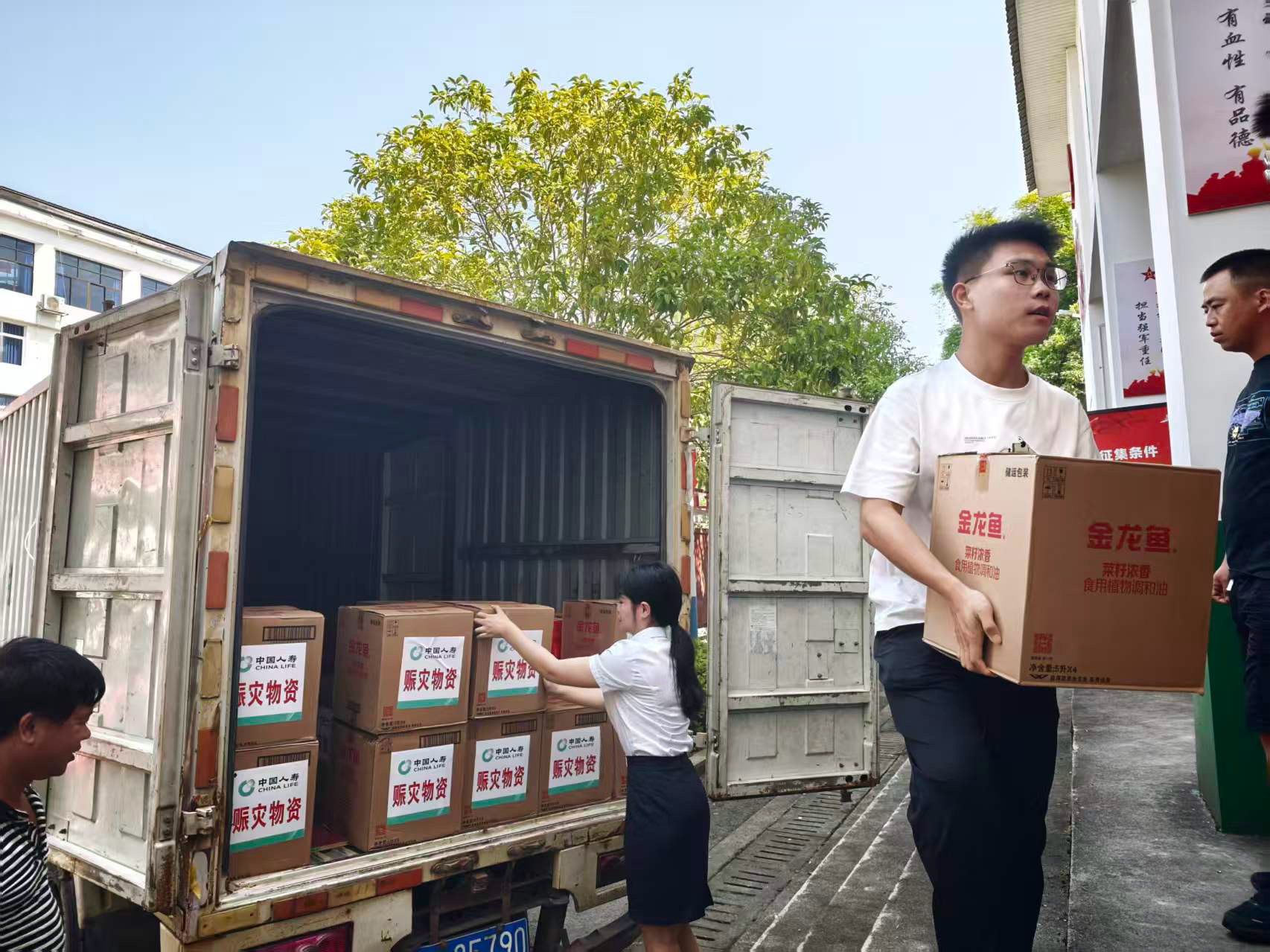 中国人寿炎陵支公司赴沔渡镇、垄溪乡开展防汛救灾慰问及理赔服务