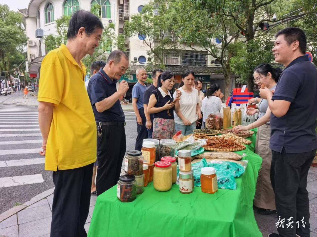 炎陵供销开展流动供销“迎中秋 庆丰收”农产品展销活动